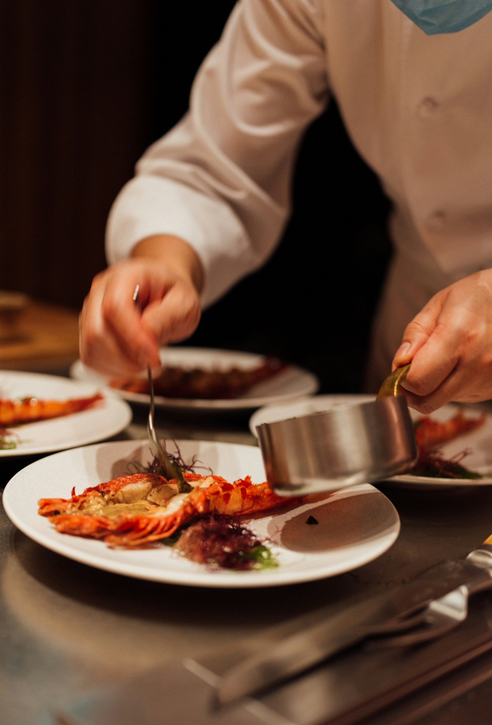 En rett anrettes på Signatur Restaurant